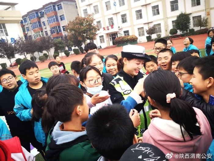 近日， 华阴公安交警走进校园让孩子们学习交通安全知识。