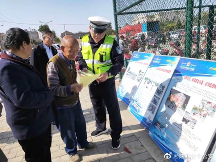 11月6日，富平公安交警美原中队组织宣传民警利用辖区美原街道集会日，开展“一盔一带”专项整治行动。