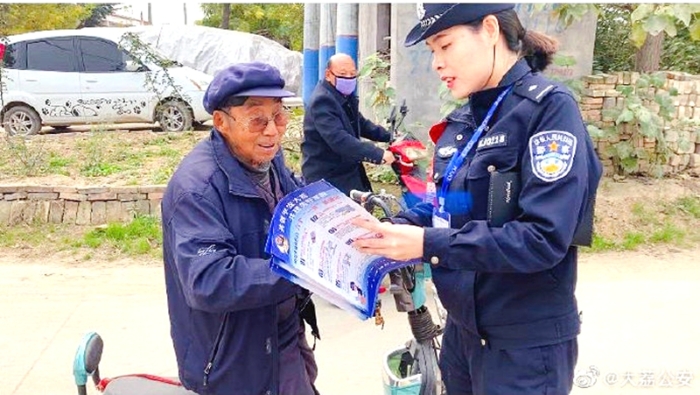 近日，大荔公安官池派出所民警向群众宣传防范电信诈骗知识。