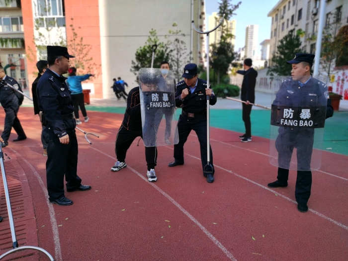 高新分局崇业路派出所开展法制进校园暨平安建设宣传活动