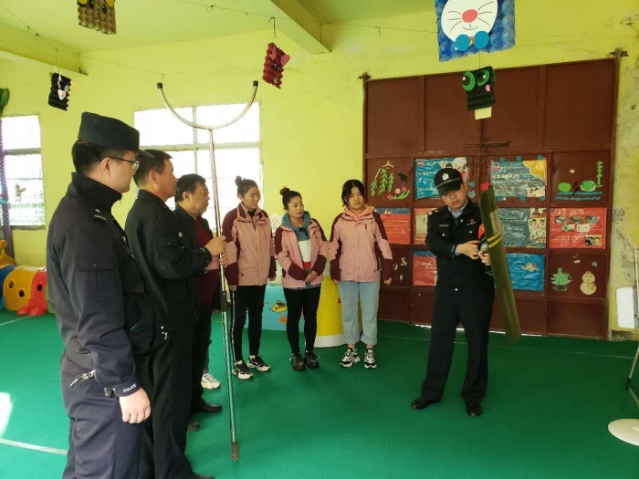 高新分局崇业路派出所开展法制进校园暨平安建设宣传活动