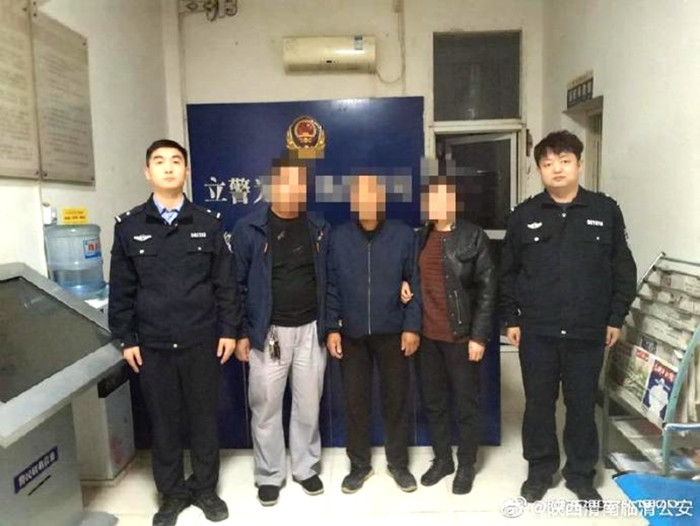 近日，临渭公安将负气离家出走老人安全交给家属。