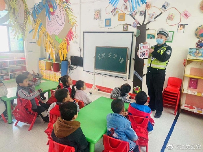 11月12日，潼关公安交警大队民警走进幼儿园，开展交通安全知识宣传活动。