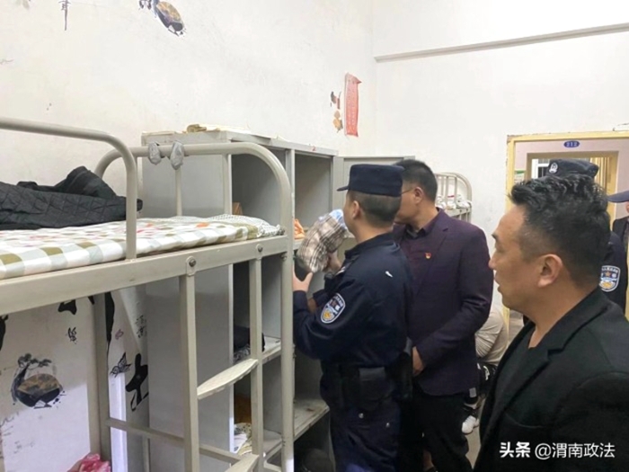 近日，华阴市公安局玉泉派出所组织民警对辖区校园进行安全走访、检查。