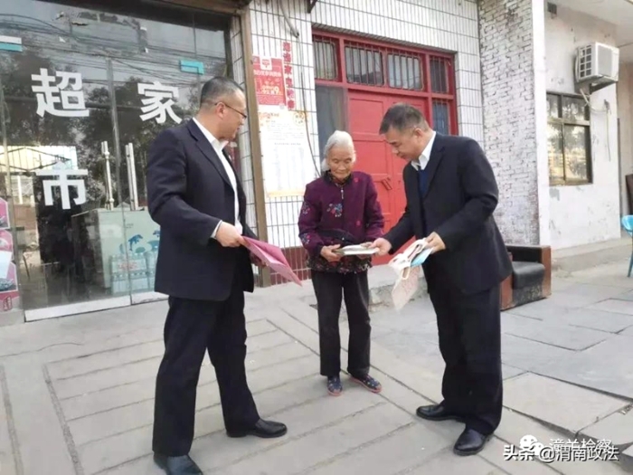 近日，潼关县人民检察院组织各部室干警深入包联社区扎实开展平安建设工作宣传活动。