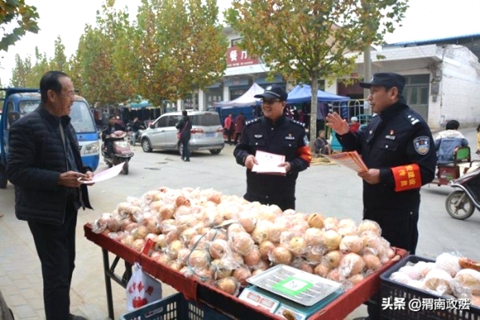 11月13日，大荔县公安局韦林派出所组织民警深入辖区利用“集市”节点集中开展平安创建宣传活动。