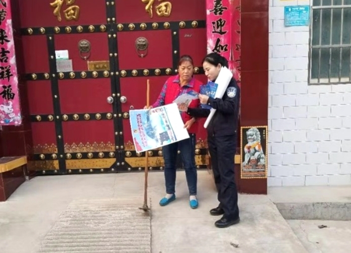 近日，华阴市公安局民警再次与辖区群众等人员进行详细的交流，了解他们对公安服务群众、开展打击防范、110接处警等工作的建议和意见。