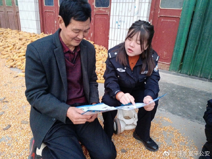 近日，富平公安到贤派出所组织民警走进辖区开展反电诈及冬季安全防范常识宣传。
