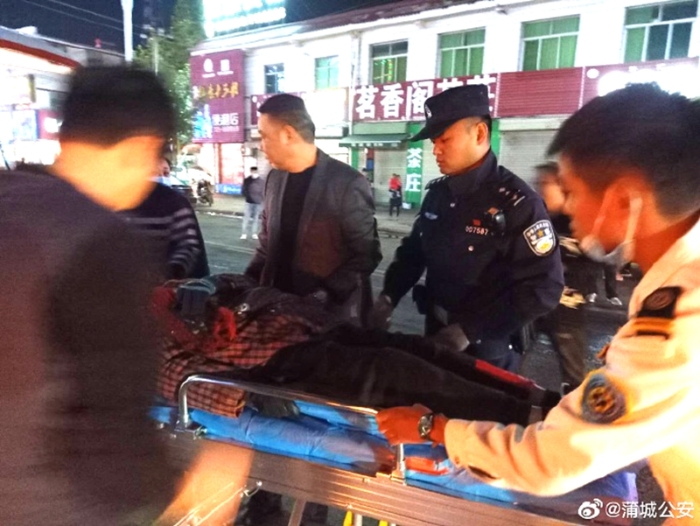 近日，蒲城公安陈庄派出所民警及时救援因车祸受伤群众。