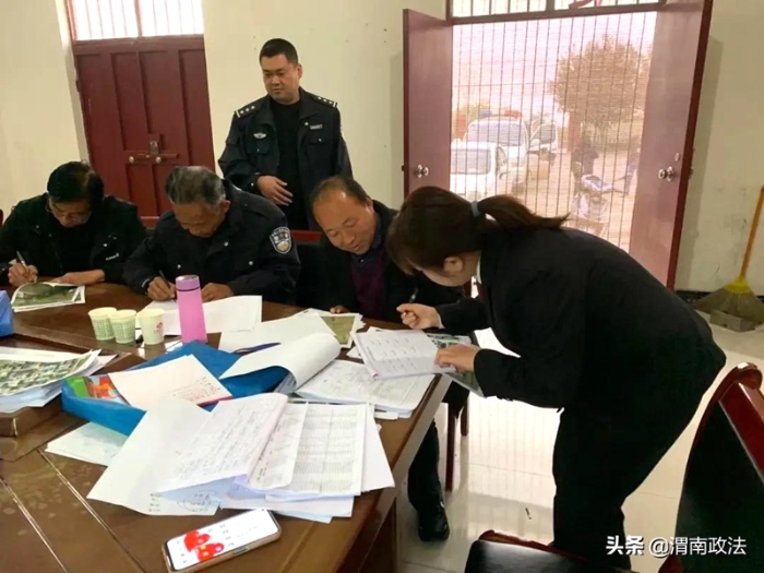 近日，富平县检察院组织全院干警深入包联村镇开展平安建设暨扫黑除恶宣传活动。