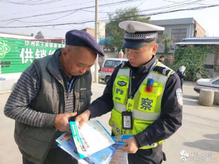 近日，华州公安交警全警上路，对过往车辆进行检查，严查酒驾、面包车超员、三轮车违法载人违法行为。