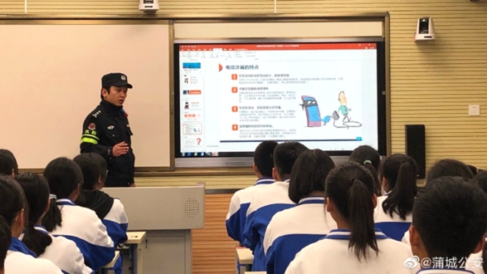 11月18日，蒲城公安重泉路派出所组成反诈宣传小分队进校园开展防范电信网络诈骗安全教育讲座。