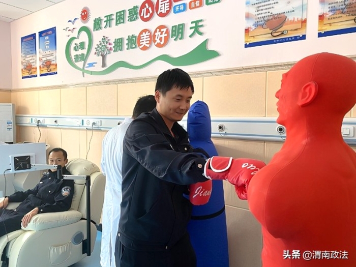 11月18日下午，公安临渭分局交斜派出所组织全体民警、辅警前往交斜镇卫生院开展心理健康辅导活动。