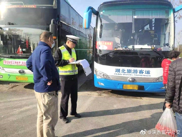 11月19日，富平公安交警淡村中队民警在淡村对每一辆前来旅游的客运车辆进行检查登记。