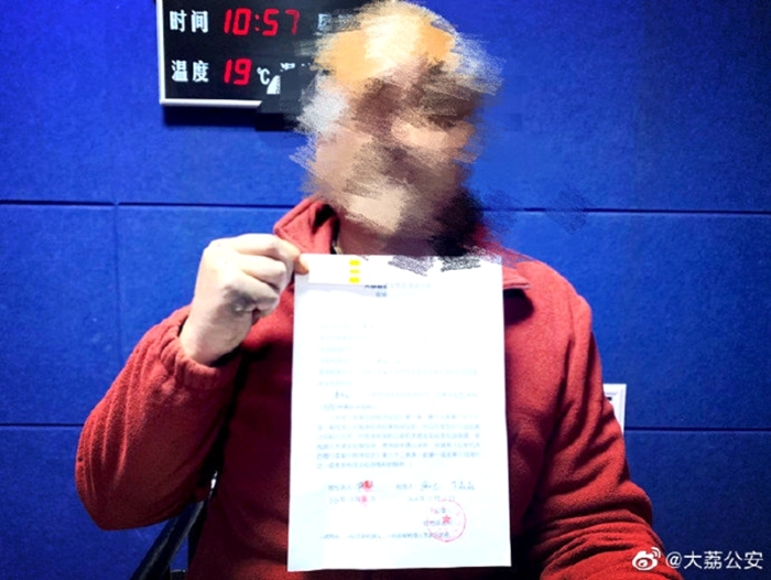 近日，大荔公安官池派出所民警在向辖区群众发放平安创建宣传手册时抓获一名吸毒男子。