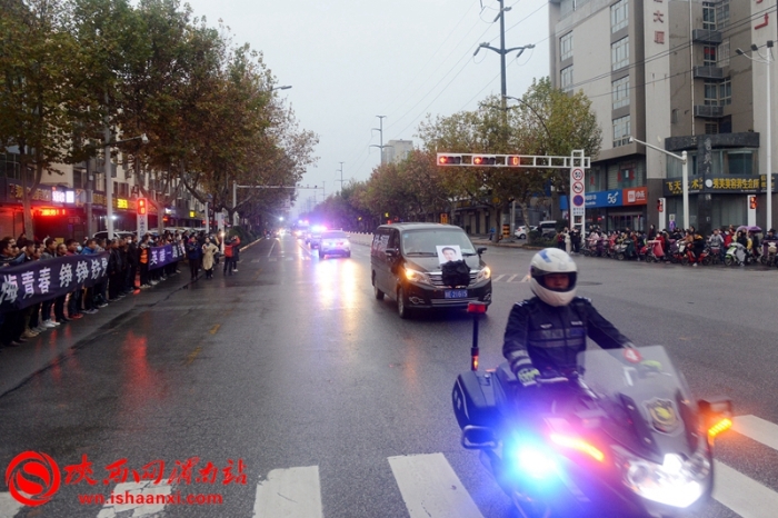 泪别英雄！渭南各界痛别因公牺牲民警张周亮(组图)