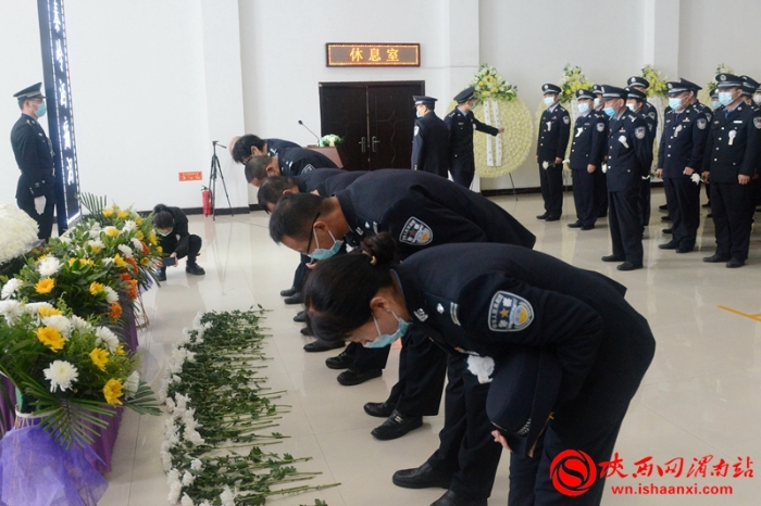 泪别英雄！渭南各界痛别因公牺牲民警张周亮(组图)