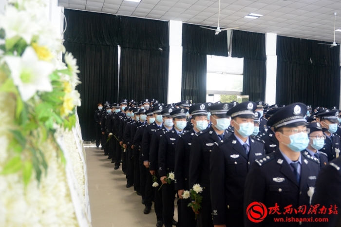泪别英雄！渭南各界痛别因公牺牲民警张周亮(组图)