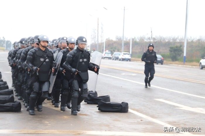 11月20日下午，渭南市公安局华州分局举行大规模群体性事件处置演练。