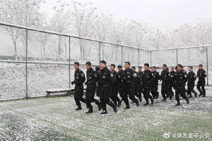 11月23日，富平公安巡特警队员在大雪中依然认真地投入训练。