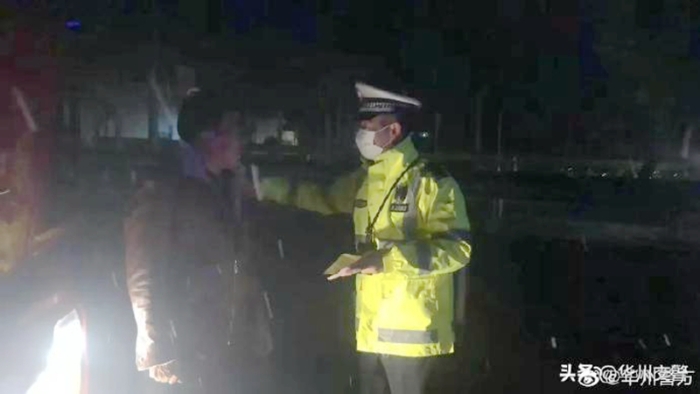 11月22日，华州公安交警加大对重点路段夜间巡逻，保障道路交通安全畅通。