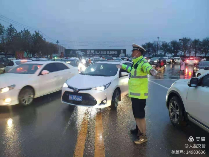 11月23日，大荔公安全员投入到路面执勤疏导，加强道路巡逻管控力度，确保道路交通安全。