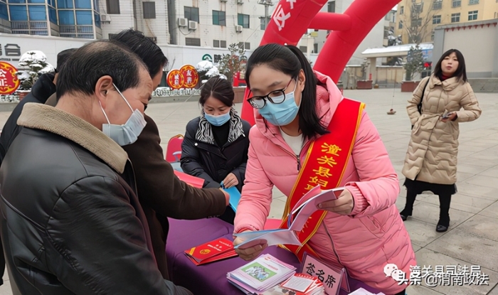 11月24日上午，潼关县司法局在潼关县祥和广场开展了“11·25国际反家暴日”暨扫黑除恶、禁毒法治宣传活动。