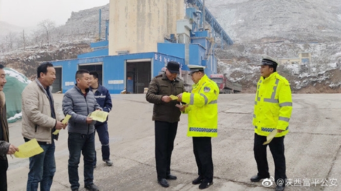 11月24日，富平公安交警曹村中队组织民警来到辖区开展交通安全宣传活动。