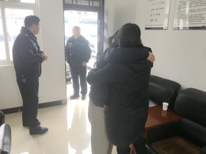 11月24日，华阴市公安局西岳派出所民警耐心调解了一对“好”姐妹同事打架案，得到双方当事人的一致好评。