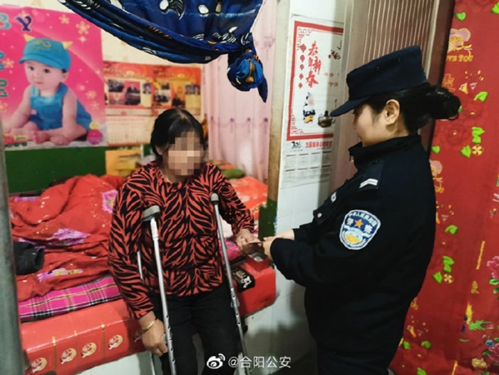11月24日晚，合阳公安百良派出所民警为因脚部受伤群众送证上门赢得好评。