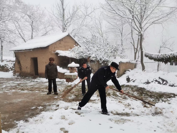 【民警文苑】这抹警察蓝浓郁了冬日里几分温情