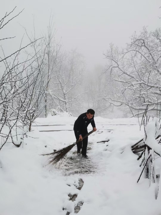 【民警文苑】这抹警察蓝浓郁了冬日里几分温情