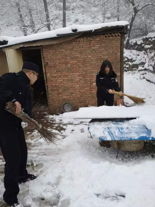 【民警文苑】这抹警察蓝浓郁了冬日里几分温情