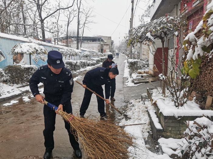 【民警文苑】这抹警察蓝浓郁了冬日里几分温情