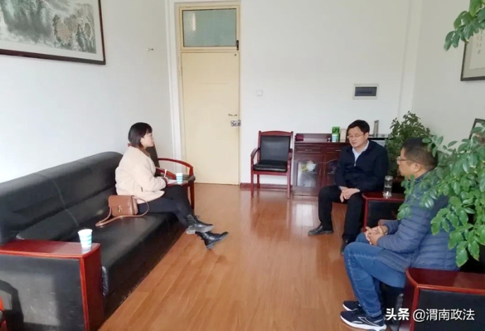 11月26日上午，合阳县人民检察院走进县职教中心，对如何开展“法治进校园”保护青少年健康成长与校方进行衔接。