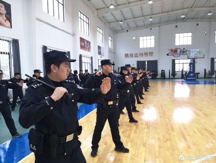11月25日，华州公安组织基层民警开展基本操作技能培训。