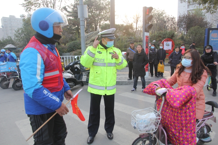 渭南市公安局交警支队召开“一盔一带”安全守护行动外卖配送行业示范月推进会（组图）