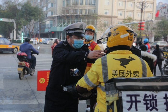 渭南市公安局交警支队召开“一盔一带”安全守护行动外卖配送行业示范月推进会（组图）