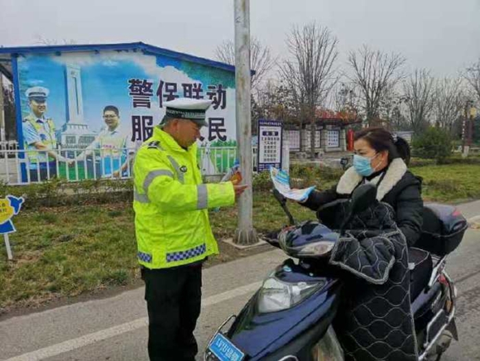 11月28日，华州民警在中心站开展交通安全劝导宣传工作，对过往骑乘电动车、摩托车、三轮车等不带安全头盔人员进行劝导教育。