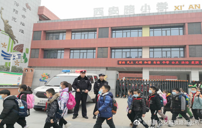 11月30日，渭南临渭解放路派出所组织警力对辖区中小学，持续开展护学岗工作。