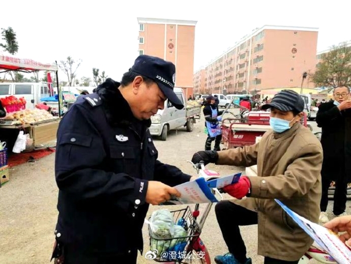 11月29日，澄城公安巡特警大队联合长宁派出所深入便民菜市场开展平安建设宣传活动。
