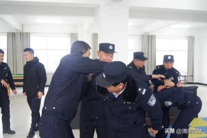 11月30日上午，华阴市公安局巡特警大队组织在岗民警开展警务实战技能培训。