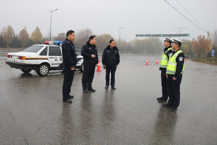高新大队执勤点督导检查恶劣天气下道路交通管理工作