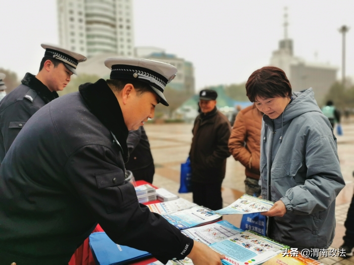 渭南高新交警大队开展“122全国交通安全日”宣传活动(组图)