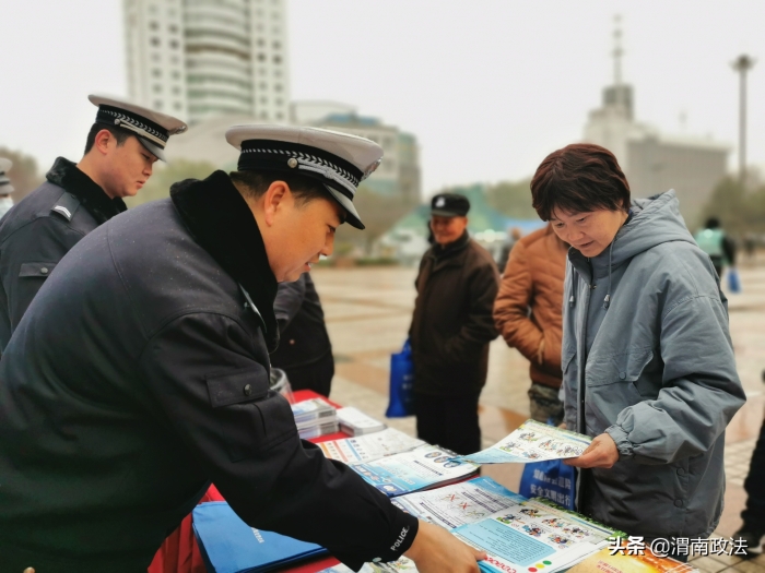 渭南高新交警大队开展“122全国交通安全日”宣传活动（组图）