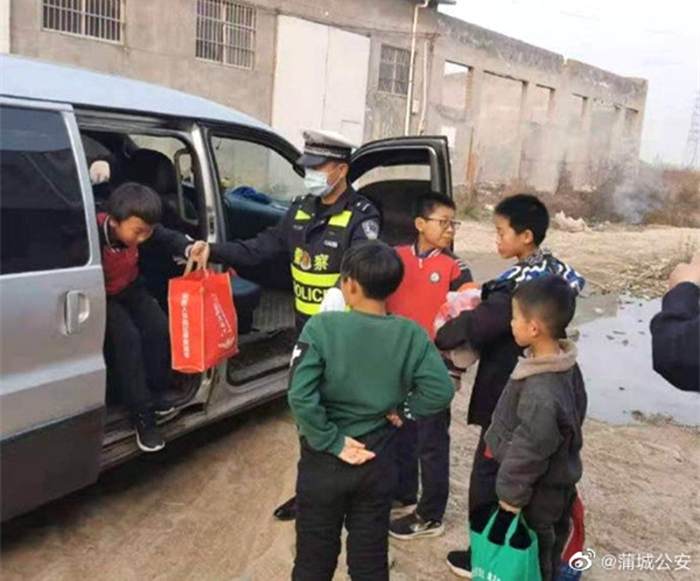 近日，蒲城公安交警在辖区农村道路进行巡逻检查，期间查处一辆使用非制式校车。