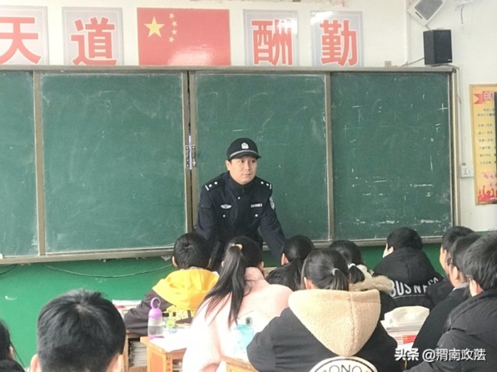 12月2日，大荔县公安局赵渡派出所民警先后深入辖区中、小学开展法制宣传教育活动。