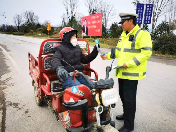 12月3日，华州塬区中队民警开展“一盔一带”安全守护宣传劝导活动。