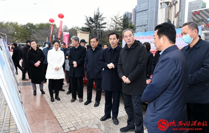 12月4日，渭南市在市中心广场开展2020年“12.4”国家宪法日集中宣传活动。记者 许艾学摄