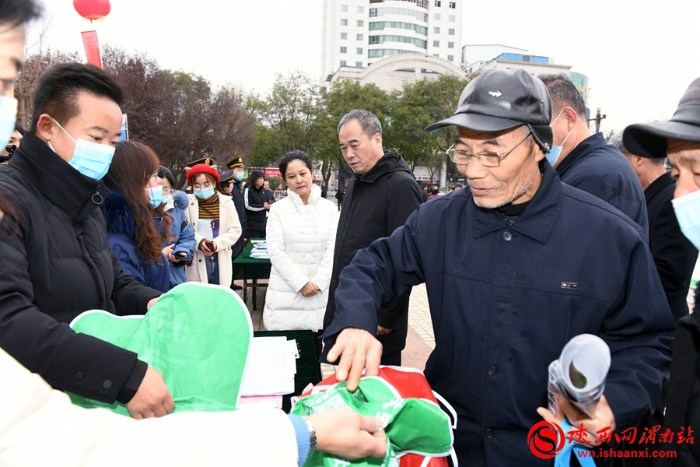 各执法单位向市民发放各类法治宣传资料和宣传用品，让群众进一步学习了解法律知识。记者 许艾学摄